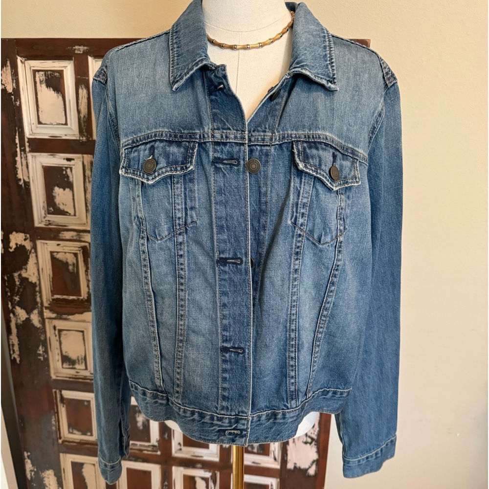 ❤️ BOGO*
Old Navy jean jacket - XL